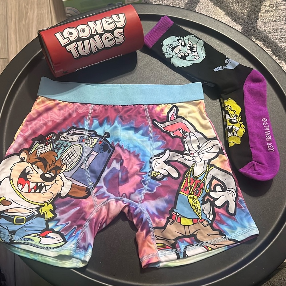 Looney Tunes ACME Men’s Combo Gift Set 1 boxer brief + 1 Piar Crew Socks